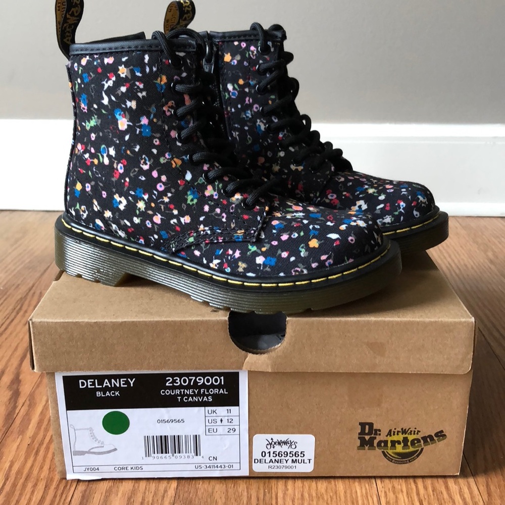 🎉🙌🏼Girls Doc Marten boots NIB size 12